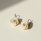 Boucle d'oreille fait main _ France _ Auvergne _ Acier inoxydable_Pendant_Fleur_Blanc_Beige